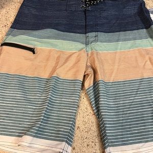 DISTORTION SWIM TRUNKS SIZE L NWTS